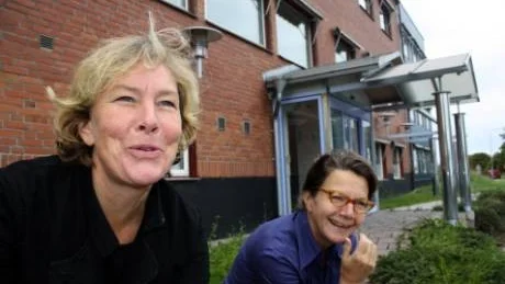 Stina Lindholm och Mait Juhlin utanför gamla Geab-kontoret i Slite som rymmer drygt 900 kvadratmeter av framtidsoptimism för Slite och norra Gotland där kreativa näringar och design ska möta industri och turism. 17-18 oktober arrangerar de seminariet Raw Ideas som handlar om råvarutveckling, denna gång med fokus på vatten och kalk.