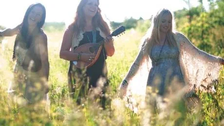 Glimmer. Glimra, med Bittis Jakobsson, Annelie Roswall och Annika Fehling, är först ut i Gotlandsmusikens konsertserie på fredag kväll i Rute Folkets hus, på lördag i Hemsegården och på söndag i Almedalsbiblioteket.foto: pressbild