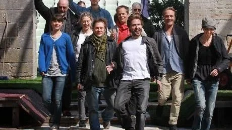 På plats. Hela ensemblem är på plats och sedan en vecka tillbaka pågår repetitionerna i klosterruinen. Scenografin är i det närmaste klar, men ännu återstår en del arbeta med kostymerna. Den 22 juni är det premiär.Foto: Rolf Jönsson