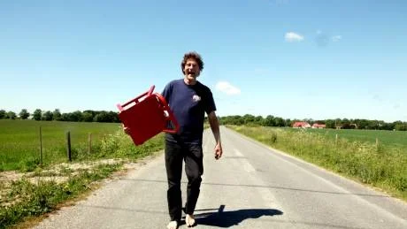 Såga. Så heter en av alla stolar och möbler som Nike Karlsson har formgett åt Ikea. Och så var det där med hans namn, Nike. Han är döpt till Niklas och kallades Nicke. Men när han skulle lära sig stava blev det Nicke - med K. Nike. Därav namnet, som han numera heter enligt folkbokföringen.