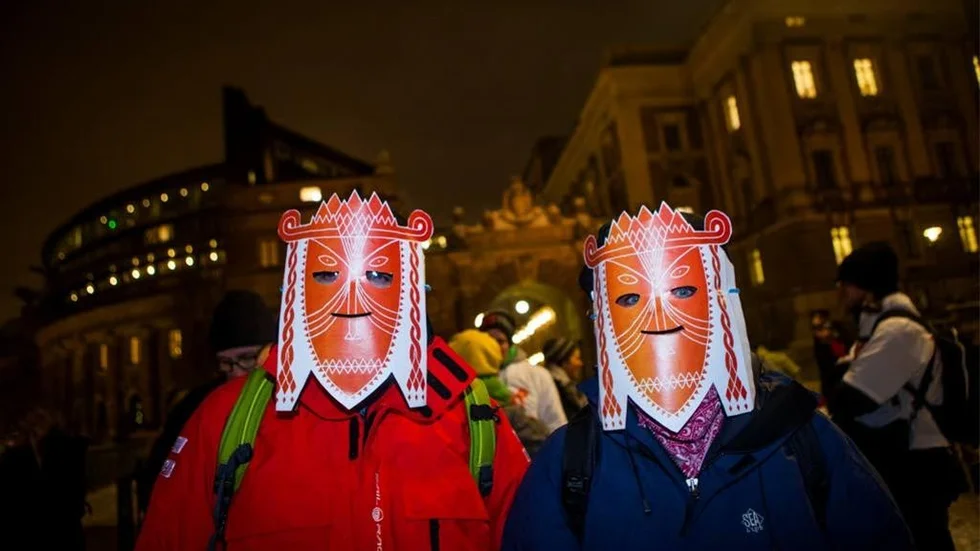 Bakom maskerna döljer sig Asko Sulasalmi och Erica Lundström. Båda har länge engagerat sig mot gruvindustrin och började protestera mot avverkningen i Ojnare efter att det fick uppmärksamhet i media.