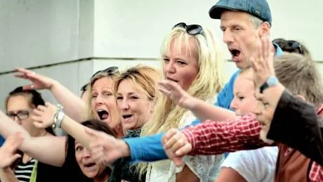 Körsångarna jublar inför tv-kamerorna.