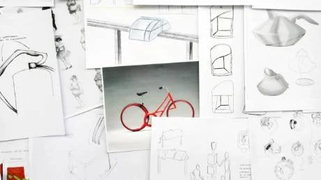 skisser. Med på examensutställningen på Almedalsbiblioteket finns också en del av de skisser och anteckningar de 14 studenterna på "Design och konstruktion" arbetat med under sina tre år på skolan.