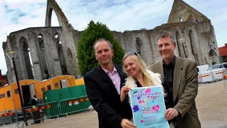 festivaltrio. Visbyfestivalen är tänkt att bli en årligt återkommande folkfest där kultur och näringsliv möts på Stora torget, helgen mellan Midsommar och Almedalsveckan, i år den 30 juni då även det "nya" Stora torget ska invigas. Roger Hammarström, verksamhetsledare för Visby Centrum, samt Annika Fehling och Thomas Ekelöf från Visbyfestivalen håller i årets trådar.