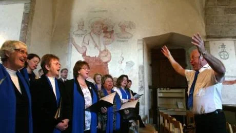 Körsång. På söndag inleds Körstafetten där körer från hela Gotland ingår. På bilden Gothems pastoratskör under ledning av Kjell-Åke Stenström som sjöng in Gothem kyrka efter renoveringen.Arkivfoto: HENRIK RADHE