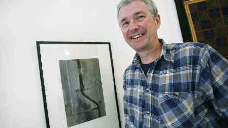 <7GT_Bildrubrik>INRE VÄRLD. </7GT_Bildrubrik>Grafikern Peter Ragnarsson framför sin fotogravyr "Pipelines", en detalj från Cementas inre värld.