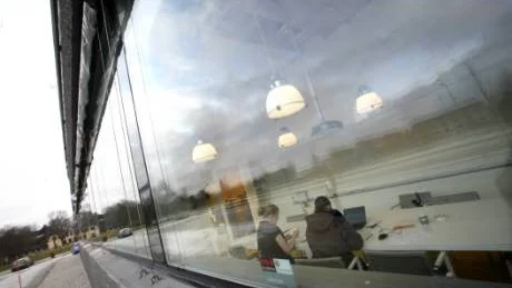 Modernt. Glas, betong och lärkträ är de dominerande inslagen i designen.