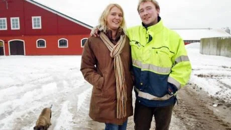 Det man ser från vägen – boningshus, stall och ridhus - blir kvar även sedan Pia och Jens Dahlbom sålt mjölkdelen av Jens Dahlboms föräldrahem vid Frindarve i Garda.
