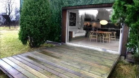 matplats. Trädäcket med kvällssol var tänkt som matplats. Men familjen Alberts-Murman äter lika gärna inne - man sitter mitt bland enarna ändå, liksom.