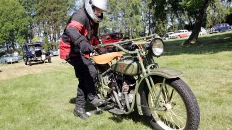 Rune Larsson kickar igång sin Excelsior Super X från 1925.