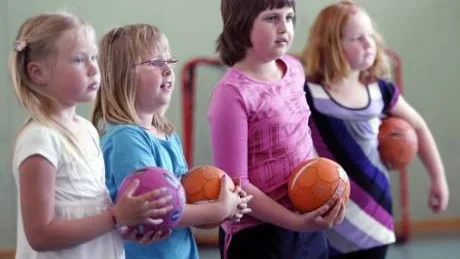 Nyfikna flickor. Ettorna i Väskinde skola lyssnar uppmärksamt på Andreas Lövdahl från Vif Gute när han berättar hur man spelar handboll.