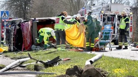 LINDRIGT SKADAD. Olycksbilen låg på sidan, så räddningstjänsten fick klippa upp taket för att få ut den skadade föraren ur bilen. Den vingliga färden hade bland annat resulterat i att en lyktstolpe välts omkull med betongfundament och allt.                   Foto: Tommy Söderlund
