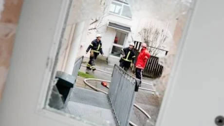 En handikappad kvinna skadades allvarligt i går när det började brinna i hennes sovrum.