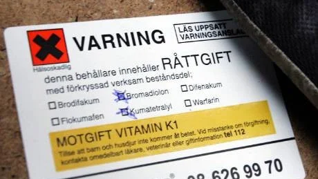 Varning. På lådan finns varningstext och uppgifter om vilken sorts gift de innehåller.