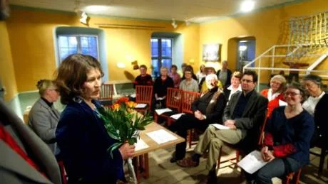 PRISTAGARE. Anna Askegren, Lärbro, fick stipendium av Gotlands hemslöjdsförening på årsmötet i Langska huset i går. Ordföranden Hans Klintbom, överlämnade priset och blommor till den glada keramikern.