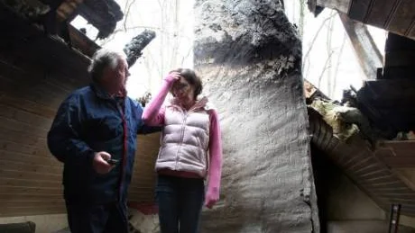 Skakade. Hade sommargotlänningarna Gunnar och Monica Gripenberg hunnit somna i sitt bulhus i När i lördags natt, då kanske de inte hade levt i dag, funderar Gunnar. Några brandvarnare hade paret nämligen inte satt upp. De låg kvar i sina förpackningar. "En väckarklocka!", menar Gunnar.Foto: Henrik Radhe