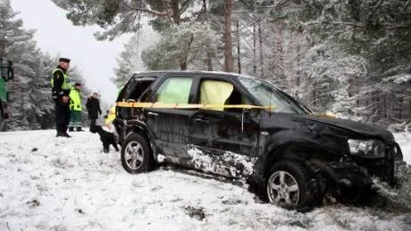 Olycka. Vid Krampbro i Fole halkade bilen av vägen. De två personern i bilen klarade sig utan allvarligare skador. Foto: Henrik Radhe