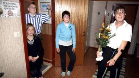 Evan och Gerd Stenström kammade hem 19 miljoner kronor. Det tycker barnbarnen Erica och Amanda Norberg var bra. "Jag är glad för farmor och farfars skull" säger Amanda.