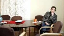 FUNDERSAMT. Ingrid Huss van Tour, en av lärarna på Romaskolan.                       Hon undrar om det verkligen är rimligt att fler och fler elever pressas in i klasserna. I dag har hon 31 elever i sin klass..