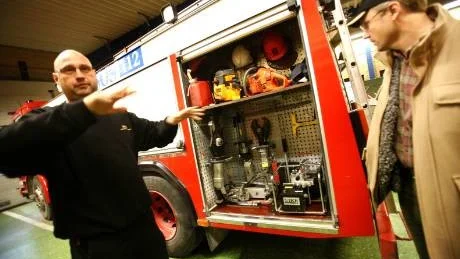 Utrustade. Den nuvarande brandbilen som finns i Kräklingbo rymmer bland annat verktyg för att kunna klippa upp olycksdrabbade bilar. All utrustning man har får inte plats i den nya bil som ska ersätta denna, berättar Pelle Östman (till vänster).