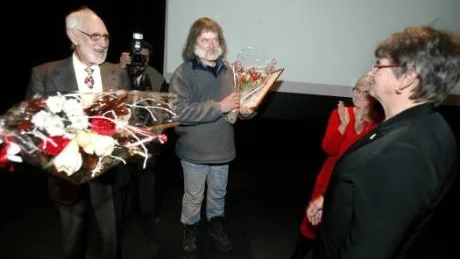prisade. Svante Hedin och Anders R Johansson tog igår vid kommunfullmäktigerse decembermöte emot Gotlands kommuns kulturpris 2008. Lilian Edwards var prisutdelare. Inger Harlevi gratulerar.