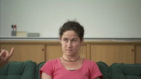 Cecilia Milocco som lärare med civilkurage gör den kanske främsta skådespelarinsatsen av många i "De ofrivilliga". Foto: Marius Dybwad Brandrud