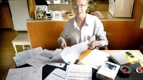 Många papper. När Bert-Ove Wallström ska visa korrespondensen han haft med Qall Telecom AB fylls hela hans köksbord med papper.Foto: Ulf Glimfalk