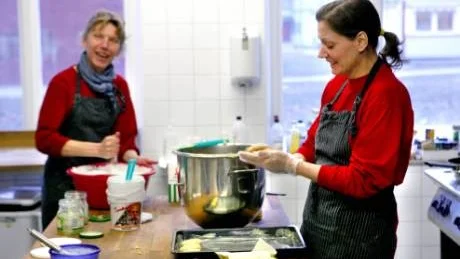 KÖKET. Eva Hejdenberg och Bodil Ahlqvist lagar vegetarisk, ekologisk mat till Orionsskolans 60 barn.