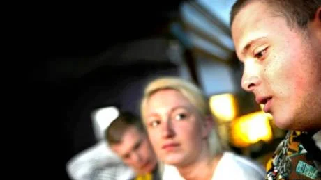 Francesco Gabrielli och Marina Hellstadius bor på Hassela och kan inte förstå hur knivdådet kunde hända. "Det är alkoholien som inverkar", sa Francesco.