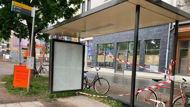 Nu tas väderskydden vid Uppsalas reklamfinansierade busshållplatser ned. Inom någon vecka är allting borttaget.  