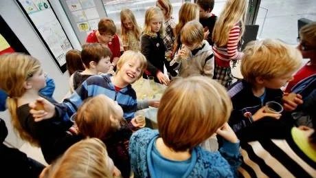Elever från klass 4a och 4b på Solbergaskolan deltog när Rädda Barnen hade vernissage på en barnutställning om lycka på Almedalsbiblioteket i går.