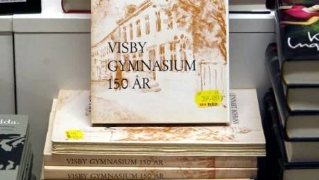 Lagerrensning. En del gamla böcker har plockats fram från lagret, bland annat Lennart Bohmans Visby Gymnasium 150 år.