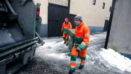 Fredrik Malmqvist och Ronny Gräsman tömmer sopor i innerstan.