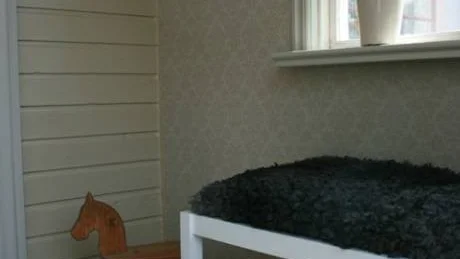 Ny entré med gotländskt kalkstensgolv och fårskinnsbänk.
