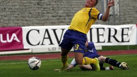 Fällning. Nicklas Bärkroth blev bryskt fälld i andra halvlek och fick sen utgå i matchen.
Foto: ULF JÖNSSON.