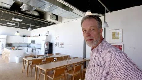 Takras. I påskhelgen släppte ett innertak i Riksantikvarieämbetets lunchrum. "Det var en hel sektion som rasade ner" berättar Kjell Johansson på RAÄ (bilden t v). Resten av taket är nu nedplockat.Foto: Tobas Wallström
