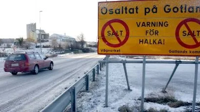 Osaltat. Debatten om saltets vara eller icke vara på de gotländska vägarna drar igång varje vinter. Att det är osaltat gör att förarna kör lite försiktigare på ön. Foto: Ulf Glimfalk