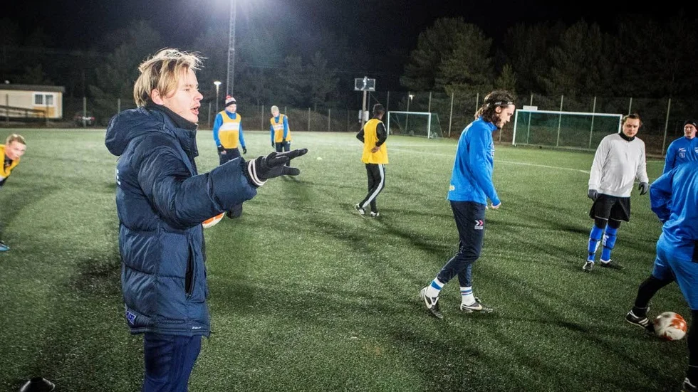 Emil Salomonsson fick chansen att bli huvudtränare för IFK Visby och tackade ja. Nu gör klubben en intressant satsning.
