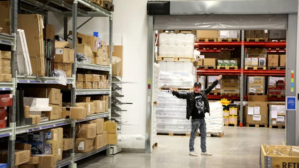 Elias har blivit en profil och glädjespridare på Biltema, där han hjälper kunder och                                      packar upp varor för att se till att det är snyggt på hyllorna.
