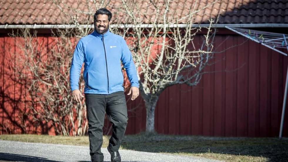 Under våren kommer Simon, som bor på Terra Nova i Visby, att få besök av sina ”nya” systrar.