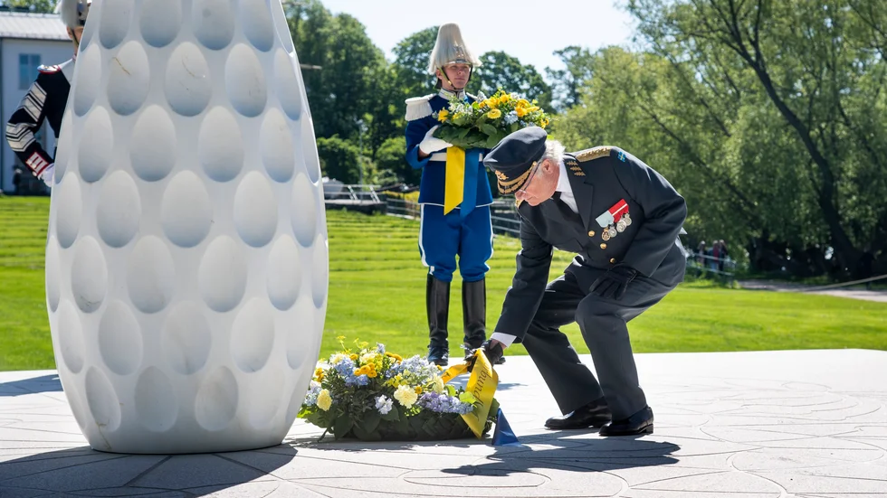 Så här såg det ut 2021 när kung Carl XVI Gustaf på Veterandagen lade en krans vid veteranmonumentet Restare på Gärdet i Stockholm. Det behövs uttalade lokala motsvarigheter till detta värdiga och symbolstarka högtidlighållande.