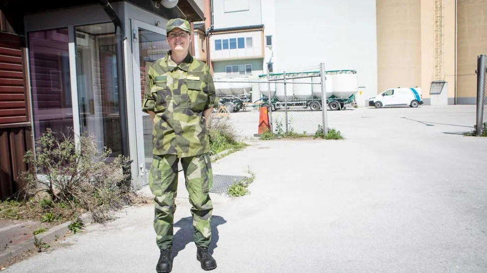 Linda känner sig stolt över att få ha uniformen på sig.