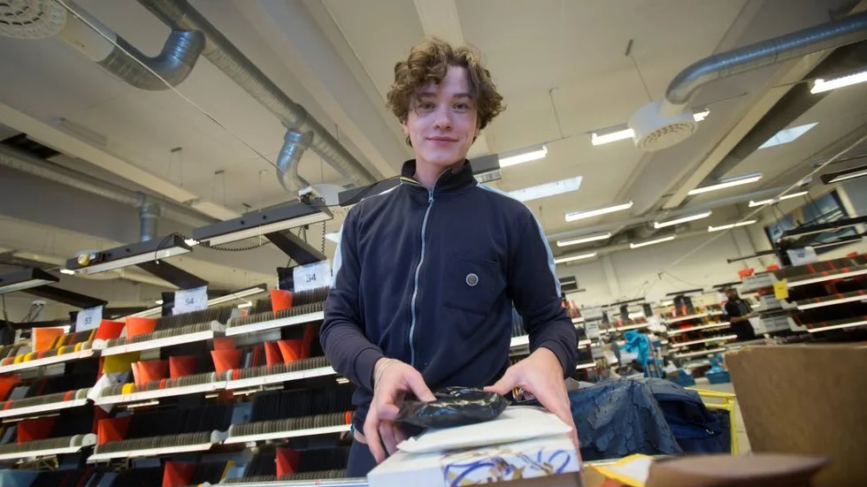 Rickard Engström jobbar som brevbärare på Postnord.