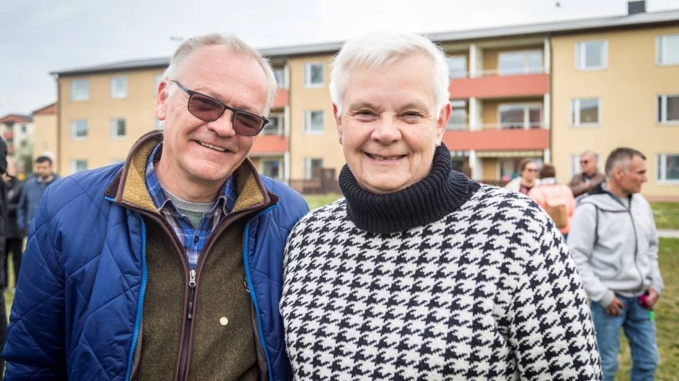 Conny och Lena Broén, tidigare aktiva kommunpolitiker på Gotland, anslöt sig till första maj-tåget av bara farten. "Vi kom på cykel, och hann precis. Vi har gått längst fram och i mitten tidigare år. Talat har vi också på första maj, men det var några år sedan. Men första maj är en högtidsdag och blodet pulsar lite extra, säger Lena.