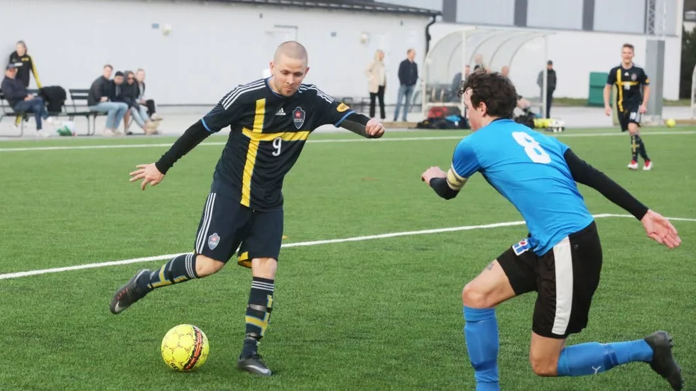 Andreas Larsson Kraft i FC Copa utmanar Hansa-Hoburgs kapten Andreas Ronström.