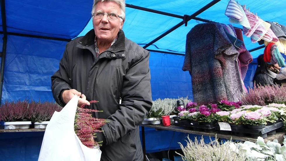 Boy Larsson säljer till förmån för behövande.