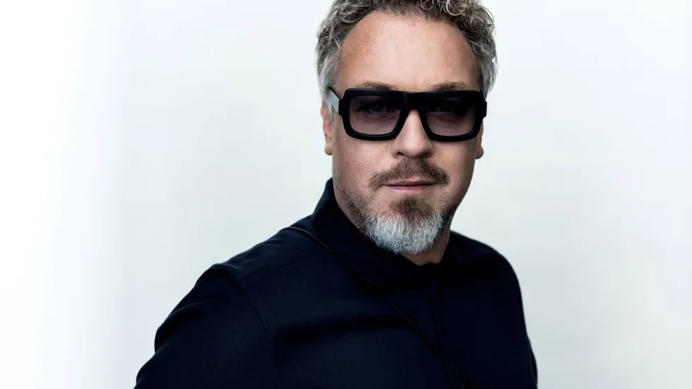 Eric Gadd iförd tunga soulbrillor.