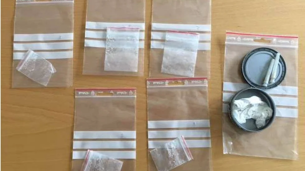 Kokainbesudlade redlinepåsar som polisen hittade vid en husrannsakan hos en av de misstänkta köparna.