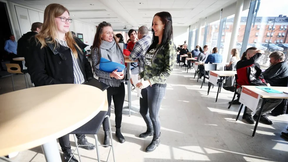 Från vänster: Matilda Larsson vill arbeta som florist,
Sofia Ylander och 
Jaqueline Svärd söker arbete inom hotell- och retsurangbranschen.