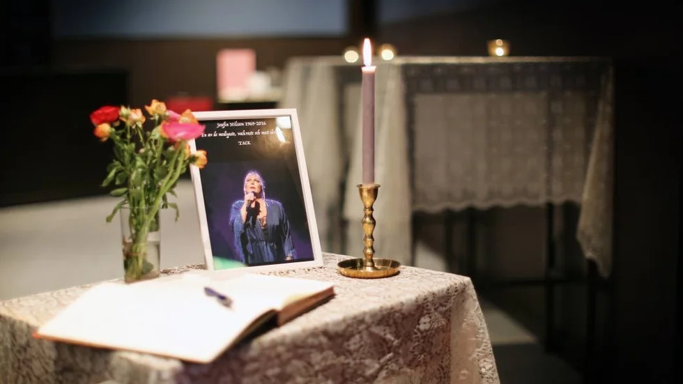 Josefin Nilsson till minne. Levande ljus, blommor och kondoleansbok finns denna vecka på Länsteatern i Visby och i När kyrka.